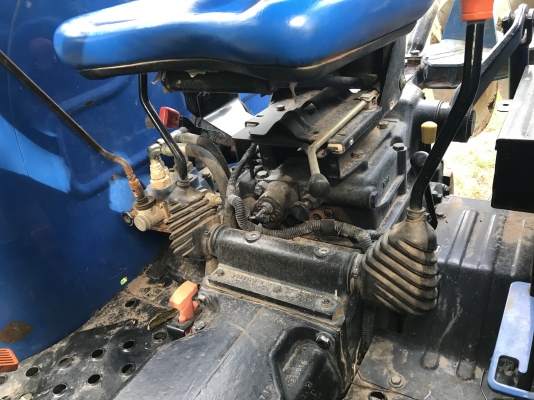 รถไถ NEWHOLLAND 2เพลา เครื่อง3สูบ 47แรงม้า