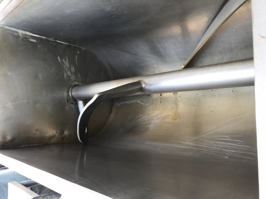 ขายเครื่องผสมยาผสมอาหารสัตว์เป็นสแตนเลสมอเตอร์5แรงครับ