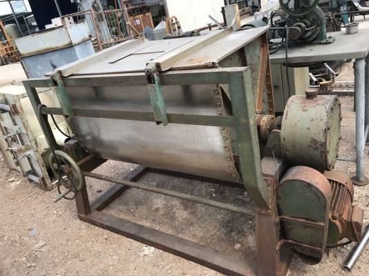 ขายเครื่องผสมยาผสมอาหารสัตว์เป็นสแตนเลสมอเตอร์5แรงครับ