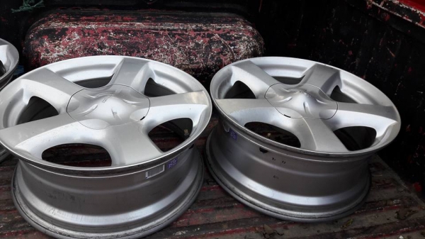 ล้อเดิมออนิวดีแม็กขอบ 17 ล้อเดิมๆสีเดิมๆไม่มีคด ไม่มีดุ้ง ล้อแท้