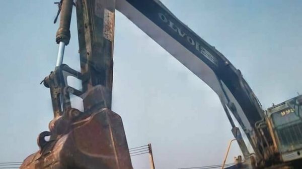ขาย 890,000 VOLVO EC 210 BLC เล่มทะบียน เครื่องดี ปั้มดี เอวแน่น ไฟฟ้าเต็ม แอร์เย็น รถสวยพร้อมใช้ รถอยู่ ปทุมธานี สามโคก 090-772-3710 090-772-3708