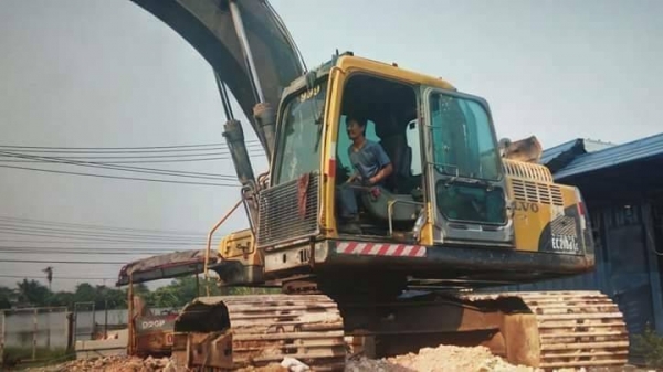 ขาย 890,000 VOLVO EC 210 BLC เล่มทะบียน เครื่องดี ปั้มดี เอวแน่น ไฟฟ้าเต็ม แอร์เย็น รถสวยพร้อมใช้ รถอยู่ ปทุมธานี สามโคก 090-772-3710 090-772-3708