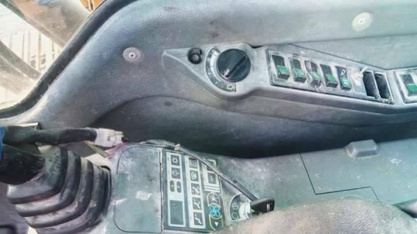 ขาย 890,000 VOLVO EC 210 BLC เล่มทะบียน เครื่องดี ปั้มดี เอวแน่น ไฟฟ้าเต็ม แอร์เย็น รถสวยพร้อมใช้ รถอยู่ ปทุมธานี สามโคก 090-772-3710 090-772-3708