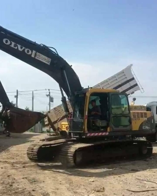 ขาย 890,000 VOLVO EC 210 BLC เล่มทะบียน เครื่องดี ปั้มดี เอวแน่น ไฟฟ้าเต็ม แอร์เย็น รถสวยพร้อมใช้ รถอยู่ ปทุมธานี สามโคก 090-772-3710 090-772-3708