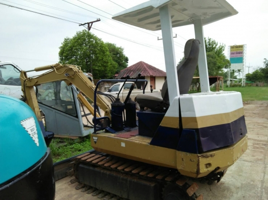 ขายรถขุด KOMATSU รุ่น PC10-6 โซ่เหล็ก /ปั๊มเฟือง / ใบมีด /เครื่องยนต์ 3D75 เก่านอกสภาพเดิมๆ พร้อมใช้งาน