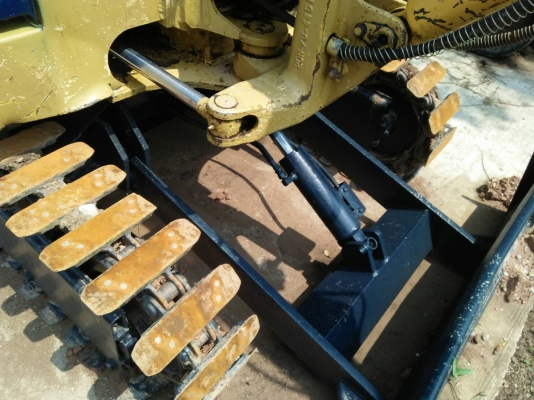 ขายรถขุด KOMATSU รุ่น PC10-6 โซ่เหล็ก /ปั๊มเฟือง / ใบมีด /เครื่องยนต์ 3D75 เก่านอกสภาพเดิมๆ พร้อมใช้งาน