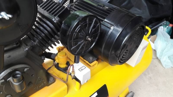 ปั๊มลม Fusheng 5 hp ไฟ380 ขนาดบรรจุ 315 ลิตร บิ้วท์เก็บงานพร้อมใช้ ปั๊มลม Fusheng 5 hp ไฟ380 ขนาดบรรจุ 315 ลิตร บิ้วท์เก็บงานพร้อมใช้