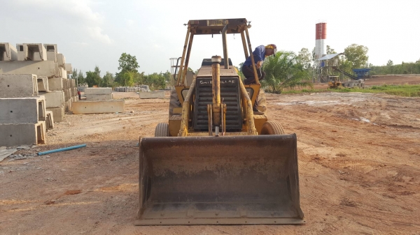 ขาย รถตัก CAT 428 เอกสารเล่มทะเบียนครบ รถใช้งานอยู่ เครื่องดี ปั้มดี ราคาคุยกันได้ครับ