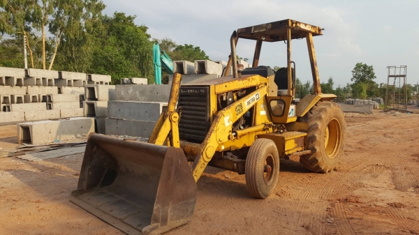 ขาย รถตัก CAT 428 เอกสารเล่มทะเบียนครบ รถใช้งานอยู่ เครื่องดี ปั้มดี ราคาคุยกันได้ครับ
