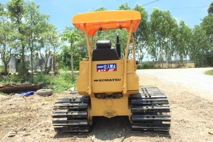 ต้องการขายรถแทร็กเตอร์D2-5PL ซื้อมาดันบ่อกุ้งไม่ค่อยได้ใช้ เปลี่ยนใบมีดใหม่ โซ่ใหม่ ลอลเลอร์ใหม่ เฟืองใหม่ ล้อนำเก่าญี่ปุ่น เครื่องดีไม่มีไอ หม้อน้ำทะลวงใหม่ ระบบเลี้ยวดีมาก เกียร์เดินหน้าถอยหลังดี เชคถ่ายน้ำมันพร้อมใช้งาน ราคาต่อรองคุยกันได้ โทร061661302