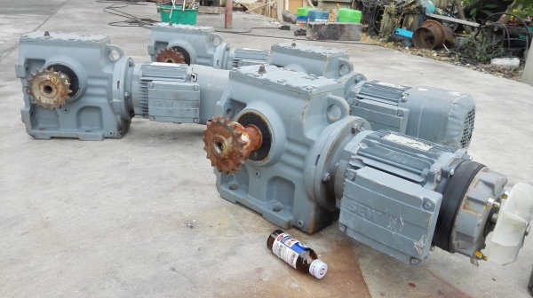 มอเตอร์เกียร์ของใหม่สแป Sew Eurodrive 2HP มีเบรค 1:75 (19rpm) มี 4 ตัว มอเตอร์เกียร์ของใหม่สแป Sew Eurodrive 2HP มีเบรค 1:75 (19rpm) มี 4 ตัว