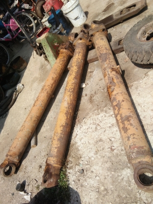 กระบอกยก pc 200 รุ่น 2 ตัวละ 5,000 บาท กระบอกยก pc 200 รุ่น 2 ตัวละ 5,000 บาท