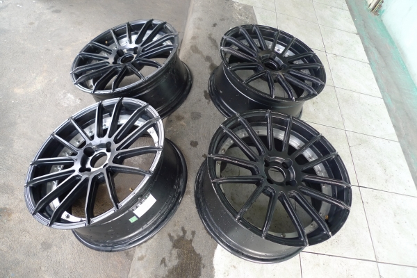 ขอบ17นิ้ว4รู100 ชุดนี้สมบูรณ์พร้อมใช้ ราคา 4300 บาท