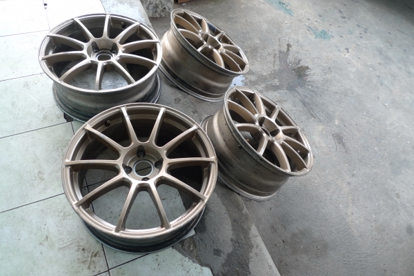 ขอบ17นิ้ว4รู100 ชุดนี้สมบูรณ์พร้อมใช้ ราคา 4300 บาท