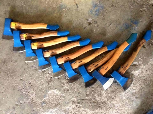 ขายขวานเสือตัดแต่งทรง ขนาด1 1/4 ปอน MADE IN SWEDEN.