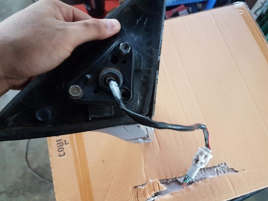 กระจกมองข้างขวาโตโยต้าสามห่วง กระจกมองข้างขวาโตโยต้าสามห่วง