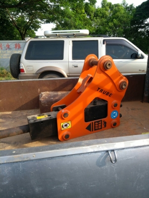 หัวกระแทก TRB680 ของใหม่พึ่งนำเข้ามาจากญี่ปุ่น ใส่รถแบคโฮ PC40-PC60 มีอุปกรณ์ครบ มีเกจวัดแรงดัน มีถังไนโตร พร้อมติดตั้งใช้งาน