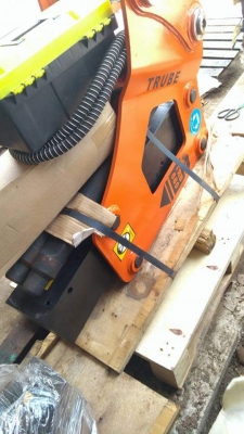 หัวกระแทก TRB680 ของใหม่พึ่งนำเข้ามาจากญี่ปุ่น ใส่รถแบคโฮ PC40-PC60 มีอุปกรณ์ครบ มีเกจวัดแรงดัน มีถังไนโตร พร้อมติดตั้งใช้งาน