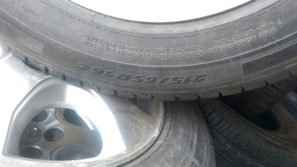 ล้อแม็ก โตโยต้า 5 รู พร้อมยาง 215/65R16C ปี 14 สวย ๆ พร้อมใช้งาน