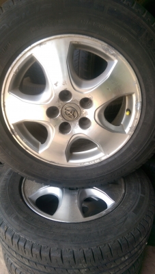 ล้อแม็ก โตโยต้า 5 รู พร้อมยาง 215/65R16C ปี 14 สวย ๆ พร้อมใช้งาน