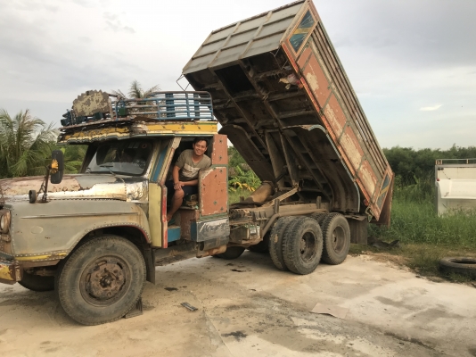 สิบล้อดั้มหัวยาว