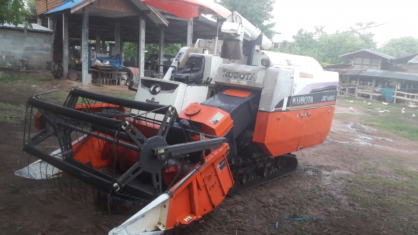 รถเกี่ยวข้าว  DC 68g  นิ้วสปริงปี 55