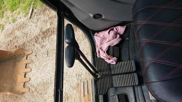 ขาย 1,690,000 KOBELCO sk 200-8 super เล่มทะเบียนภาษีไม่ขาด ไฟฟ้าครบ เครื่องดี ปั้มแรง เอวแน่น ช่วงล่างเต็ม แอร์เย็น รถสวยพร้อมใช้เอกสารพร้อมโอน รถอยู่ กทม. 090-772-3710 090-772-3708