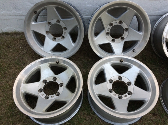 ล้อ 4X4 เก่านอก 2 ชุด