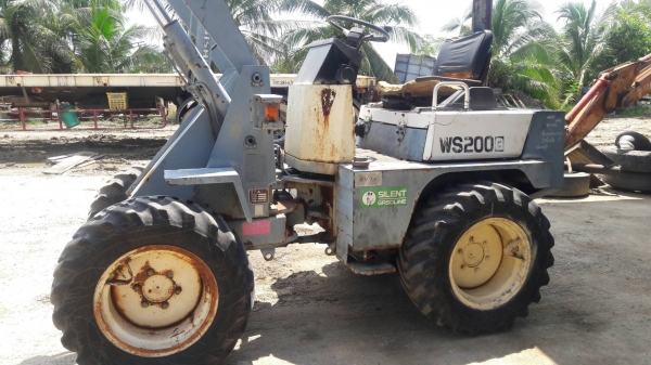 ขายรถตักล้อยาง  ยี่ห้อ MITSUBISHI  รุ่น  WS200G เครื่องยนต์  เบนซิน  4G33   แรงคล่องตัว ทุกระบบ เกียร์ทอร์ค  คอนโทรลเดียว บุ้งกี๋ ขนาด 0.5 คิว เก่านอกขายราคาถูก