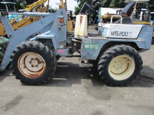 ขายรถตักล้อยาง  ยี่ห้อ MITSUBISHI  รุ่น  WS200G เครื่องยนต์  เบนซิน  4G33   แรงคล่องตัว ทุกระบบ เกียร์ทอร์ค  คอนโทรลเดียว บุ้งกี๋ ขนาด 0.5 คิว เก่านอกขายราคาถูก