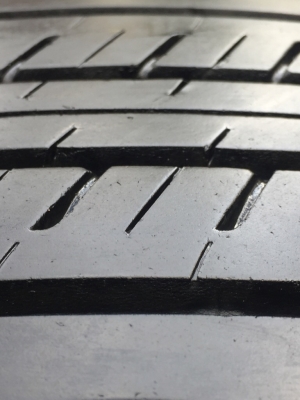 ยาง Bridgestone 215 65 16 กลางปี17 ดอกเต็ม ไม่มีปะ ใช้ยาว ราคาไม่แพง