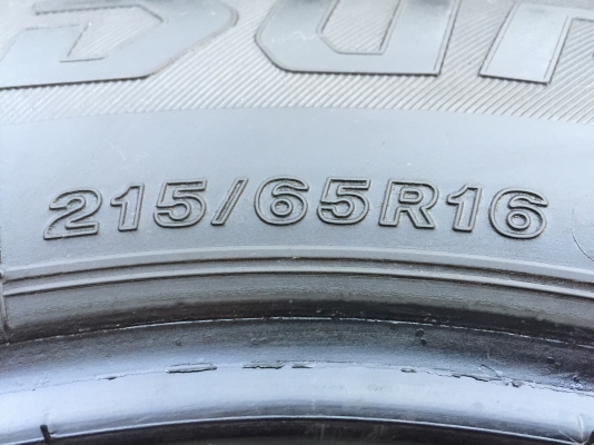 ยาง Bridgestone 215 65 16 กลางปี17 ดอกเต็ม ไม่มีปะ ใช้ยาว ราคาไม่แพง