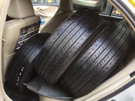 ยาง Bridgestone 215 65 16 กลางปี17 ดอกเต็ม ไม่มีปะ ใช้ยาว ราคาไม่แพง