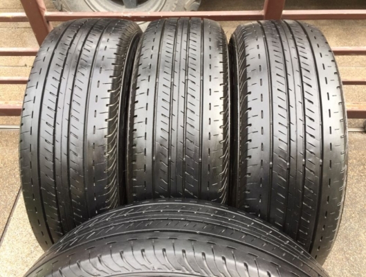 ยาง Bridgestone 215 65 16 กลางปี17 ดอกเต็ม ไม่มีปะ ใช้ยาว ราคาไม่แพง
