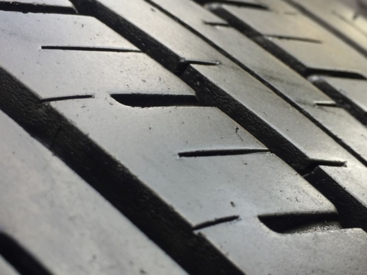 ยาง Bridgestone 215 65 16 กลางปี17 ดอกเต็ม ไม่มีปะ ใช้ยาว ราคาไม่แพง