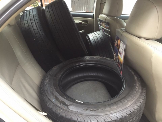 ยาง Bridgestone 215 65 16 กลางปี17 ดอกเต็ม ไม่มีปะ ใช้ยาว ราคาไม่แพง