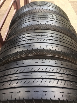 ยาง Bridgestone 215 65 16 กลางปี17 ดอกเต็ม ไม่มีปะ ใช้ยาว ราคาไม่แพง
