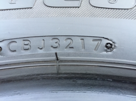 ยาง Bridgestone 215 65 16 กลางปี17 ดอกเต็ม ไม่มีปะ ใช้ยาว ราคาไม่แพง