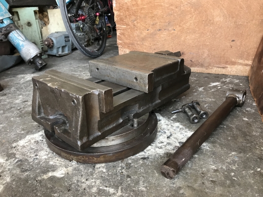 ขายปากกาแท่นเครื่องไส ขนาด 9นิ้ว พร้อมจานหมุน สภาพปากและเกลียวสวย หมุนนิ่ม พร้อมใช้งาน ราคา 6,800 บาท