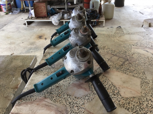 ขายเครื่องขัดสีขัดเงามือ2 ยี่ห้อ MAKITA รุ่น 9218B รอบ 2000 ใช้งานได้ปกติ มี 4 ตัว ราคาตัวละ 3,200 บ