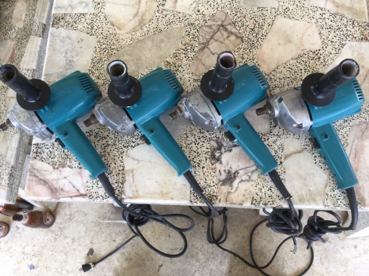 ขายเครื่องขัดสีขัดเงามือ2 ยี่ห้อ MAKITA รุ่น 9218B รอบ 2000 ใช้งานได้ปกติ มี 4 ตัว ราคาตัวละ 3,200 บ