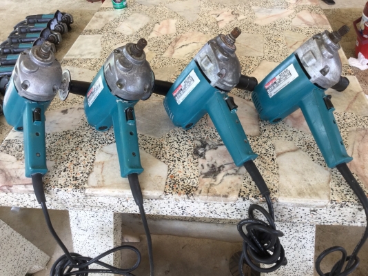 ขายเครื่องขัดสีขัดเงามือ2 ยี่ห้อ MAKITA รุ่น 9218B รอบ 2000 ใช้งานได้ปกติ มี 4 ตัว ราคาตัวละ 3,200 บ