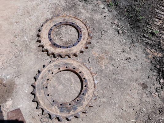 ขายโซ่ komatsu 120 พร้อมใบ 90ใบ 2เส้น พร้อมเฟืองสป๊อกเก๊ต