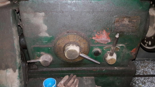 เครื่องกลึงหกฟุต รูเพลาสองนิ้ว กลึงเกลียวมิลนิ้วได้ เปลี่ยนเฟือง เครื่องกลึงหกฟุต รูเพลาสองนิ้ว กลึงเกลียวมิลนิ้วได้ เปลี่ยนเฟือง