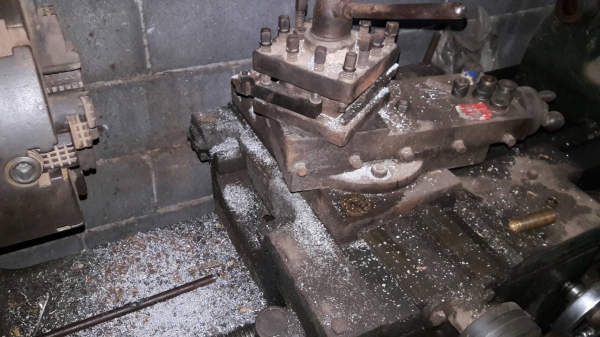 เครื่องกลึงหกฟุต รูเพลาสองนิ้ว กลึงเกลียวมิลนิ้วได้ เปลี่ยนเฟือง เครื่องกลึงหกฟุต รูเพลาสองนิ้ว กลึงเกลียวมิลนิ้วได้ เปลี่ยนเฟือง