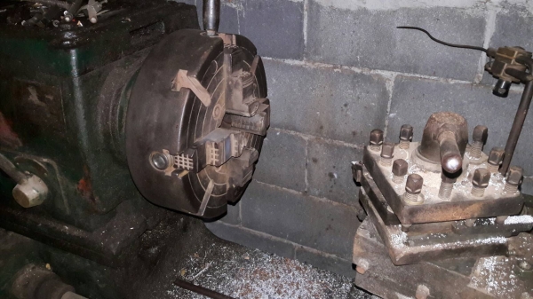 เครื่องกลึงหกฟุต รูเพลาสองนิ้ว กลึงเกลียวมิลนิ้วได้ เปลี่ยนเฟือง เครื่องกลึงหกฟุต รูเพลาสองนิ้ว กลึงเกลียวมิลนิ้วได้ เปลี่ยนเฟือง