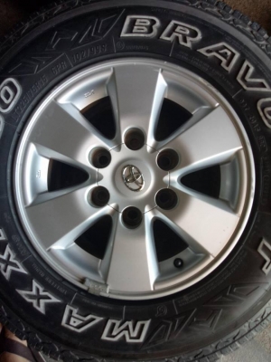 ล้อพีรันเนอร์15x7+225/75/15ปี1011มีร่องลอยตามการใช้งาน  ดอกยางมีตามรูป ชุด4500บ.โทร0879050181ส่งได้ทั่วไทย