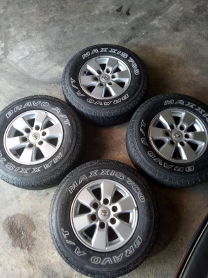 ล้อพีรันเนอร์15x7+225/75/15ปี1011มีร่องลอยตามการใช้งาน  ดอกยางมีตามรูป ชุด4500บ.โทร0879050181ส่งได้ทั่วไทย