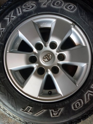 ล้อพีรันเนอร์15x7+225/75/15ปี1011มีร่องลอยตามการใช้งาน  ดอกยางมีตามรูป ชุด4500บ.โทร0879050181ส่งได้ทั่วไทย