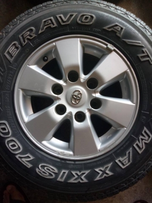 ล้อพีรันเนอร์15x7+225/75/15ปี1011มีร่องลอยตามการใช้งาน  ดอกยางมีตามรูป ชุด4500บ.โทร0879050181ส่งได้ทั่วไทย